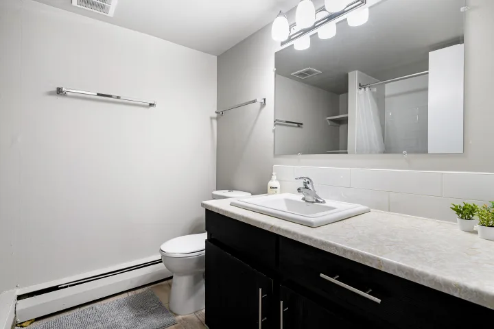 Master Room & Ensuite Bath - Downtown Calgary room for rent