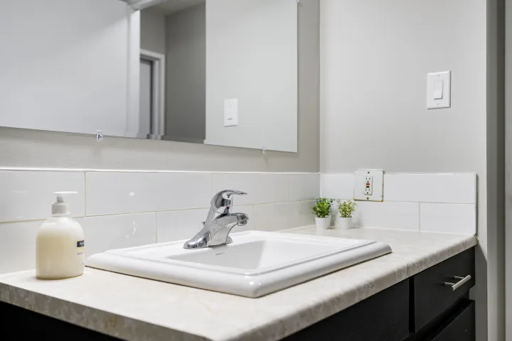 Master Room & Ensuite Bath - Downtown Calgary room for rent