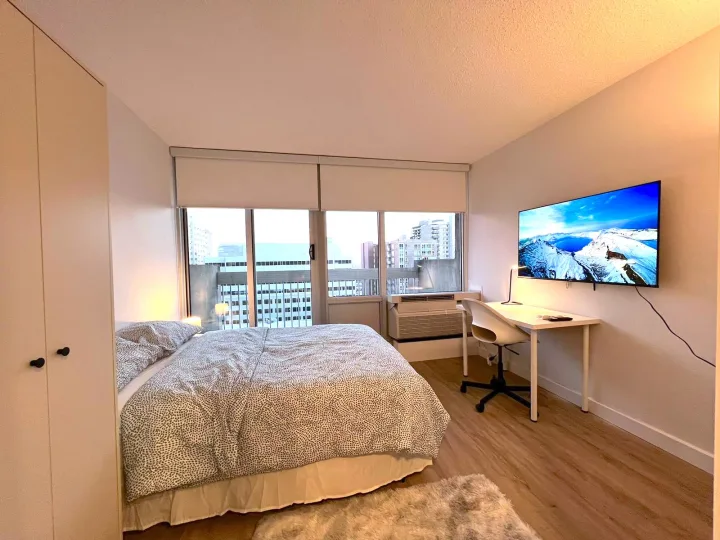 Flex Plus & Private Balcony - Maisonneuve room for rent