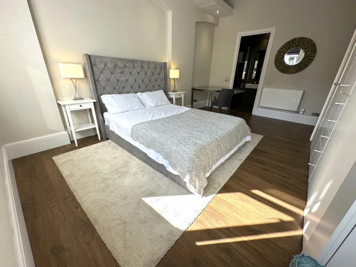 Master Room & Ensuite Bath - Central London | Dingley Road room for rent