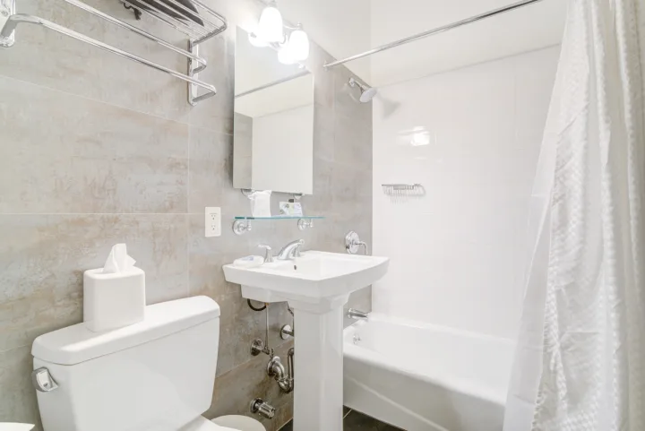 Studio Basic & Ensuite Bath - Midtown East room for rent