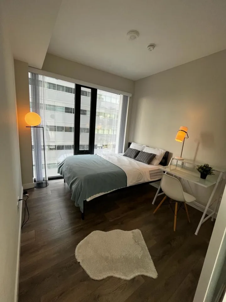 Deluxe Room - Queen West room for rent