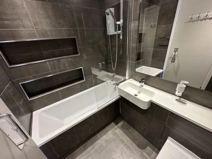 Master Room & Ensuite Bath - Central London | Dingley Road room for rent