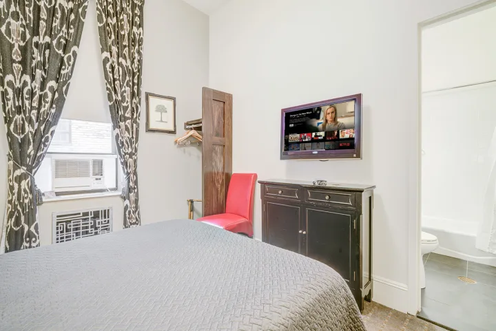 Studio Basic & Ensuite Bath - Midtown East room for rent