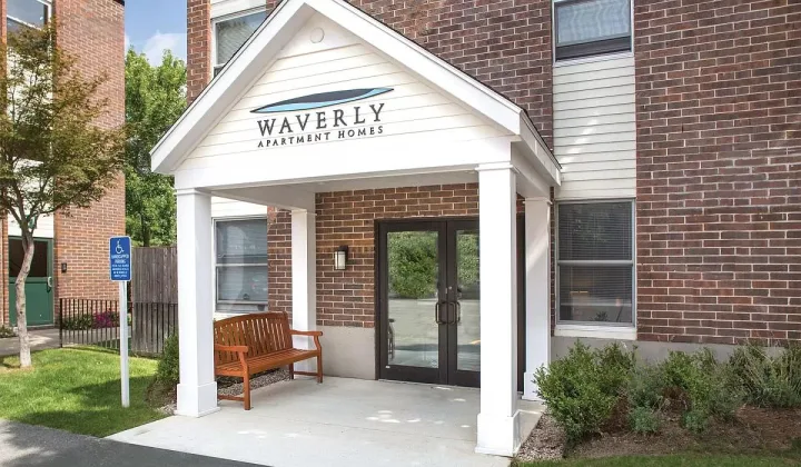 Deluxe Room - Waverly Apartments room for rent