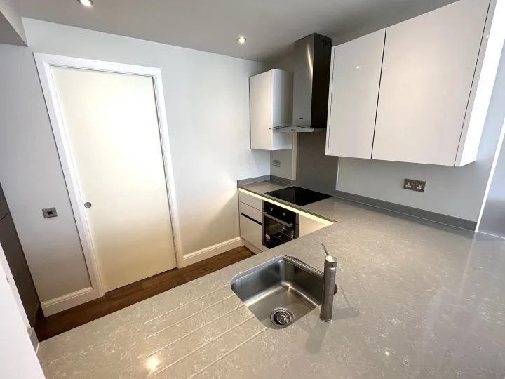 Master Room & Ensuite Bath - Central London | Dingley Road room for rent