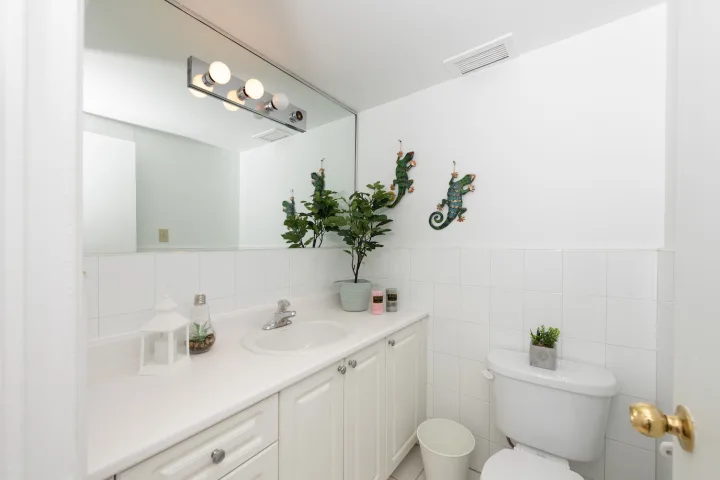 Master Room & Ensuite Bath  - Guy & Concordia | Regency room for rent