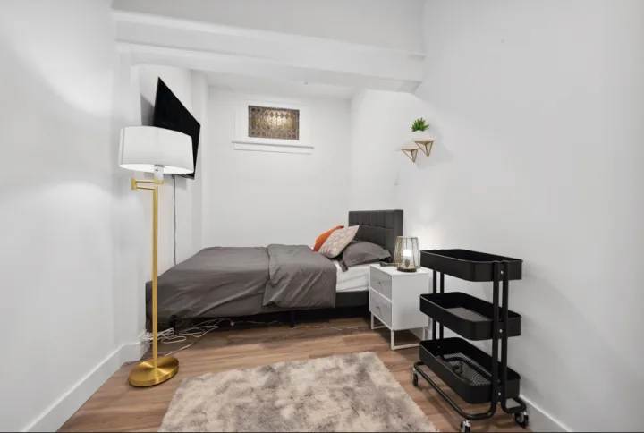 Studio Basic Apartment - Charles St. room for rent