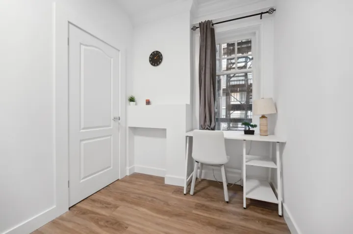 Studio Basic Apartment - Charles St. room for rent