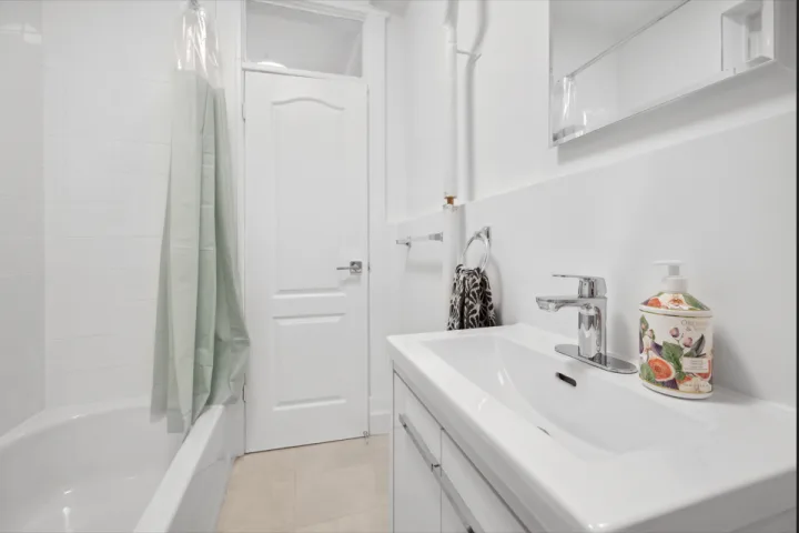 Studio Basic Apartment - Charles St. room for rent