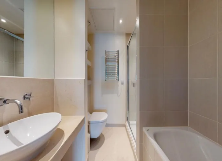 Master Room & Ensuite Bath  - Canary Wharf | South Quay room for rent