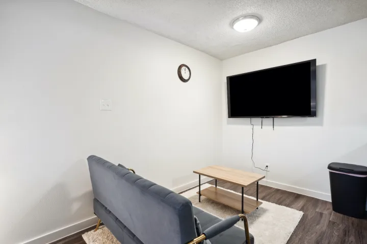 Deluxe Studio with Private Kitchen - Red River room for rent