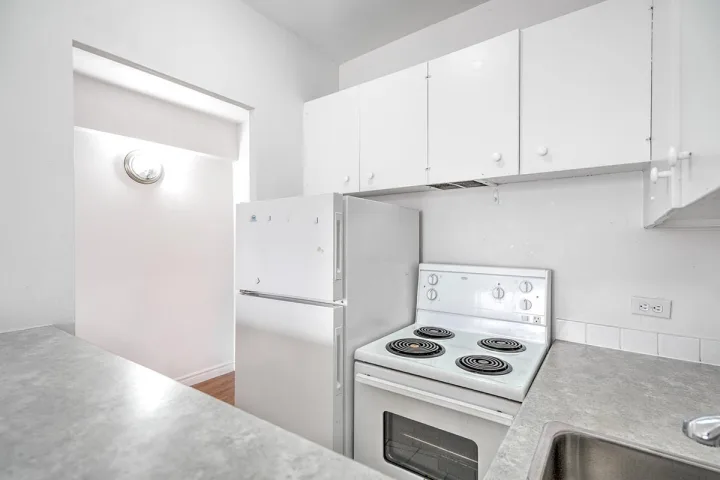 Studio Apartment - Sherbrooke room for rent