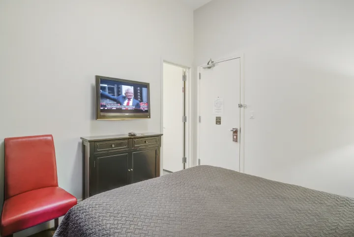 Studio Basic & Ensuite Bath - Midtown East room for rent