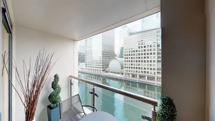 Master Room & Ensuite Bath with Private Balcony - Canary Wharf | South Quay room for rent