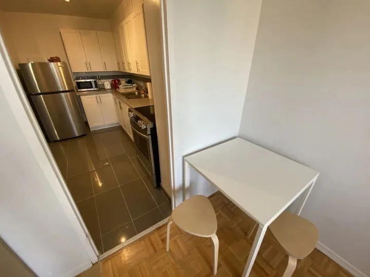 Silver Room - 100 Wellesley St room for rent