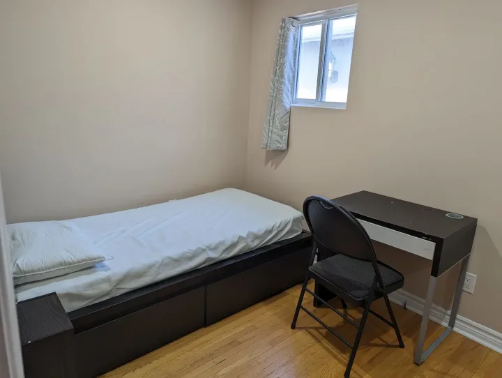 Private room near to York University room for rent