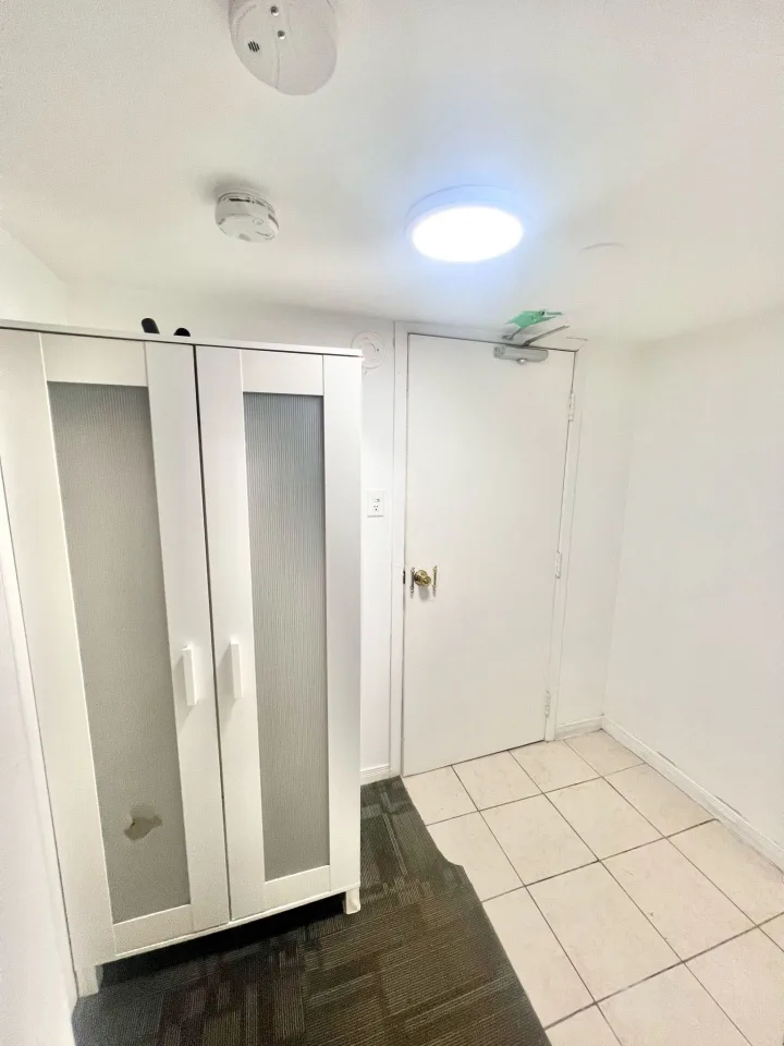 1+1 Basement in Lawrence W, North York room for rent