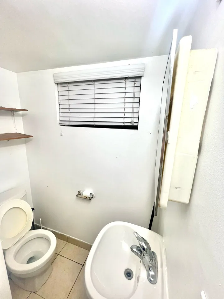 1+1 Basement in Lawrence W, North York room for rent