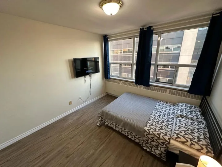 Silver Room - 200 Elm St room for rent