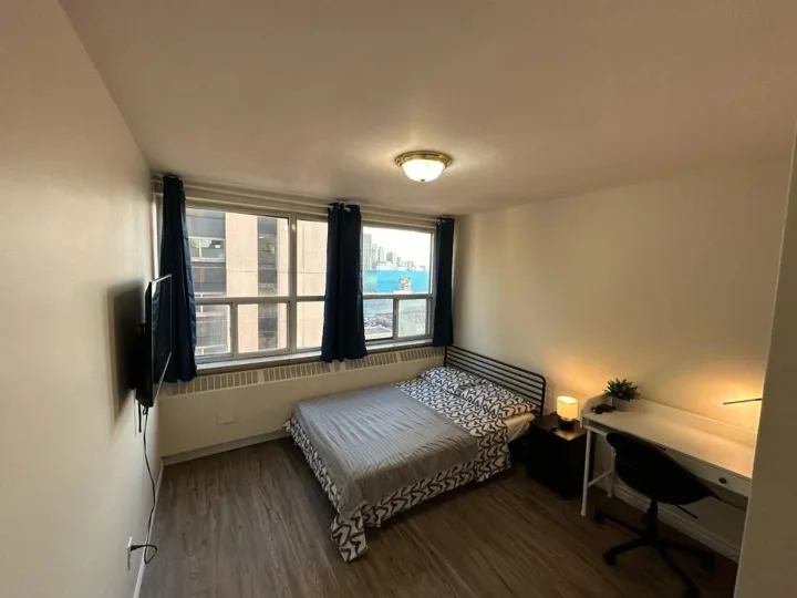 Silver Room - 200 Elm St room for rent