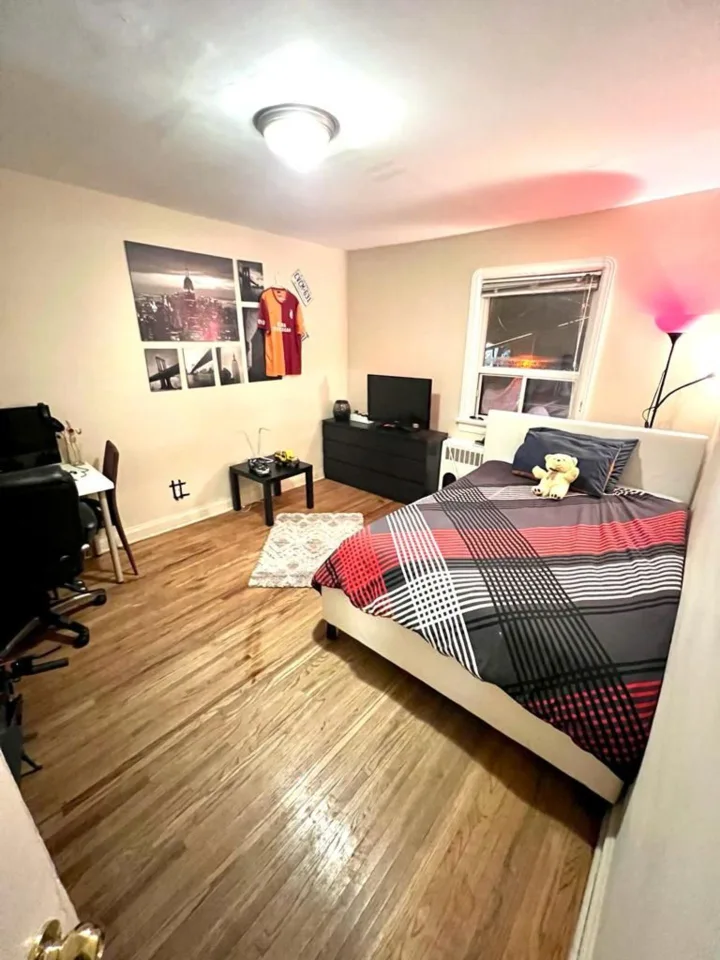 Elite Suite - Lawrence W. room for rent