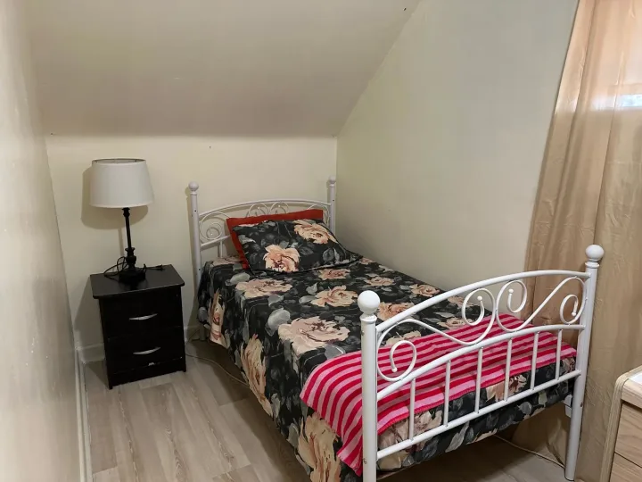 Deluxe Plus Room - North York room for rent