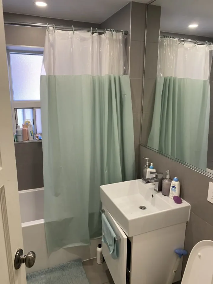 Deluxe Bedroom in Yonge and Eglinton room for rent