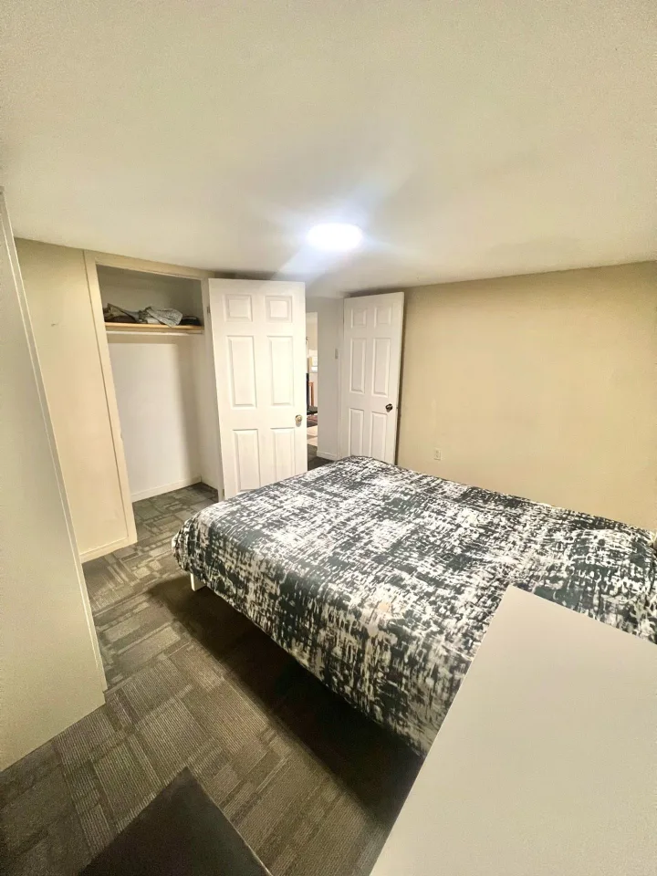 1+1 Basement in Lawrence W, North York room for rent