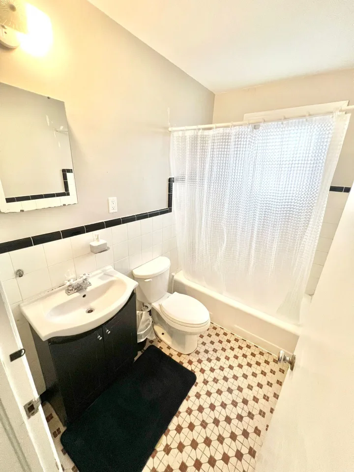 Elite Suite - Lawrence W. room for rent