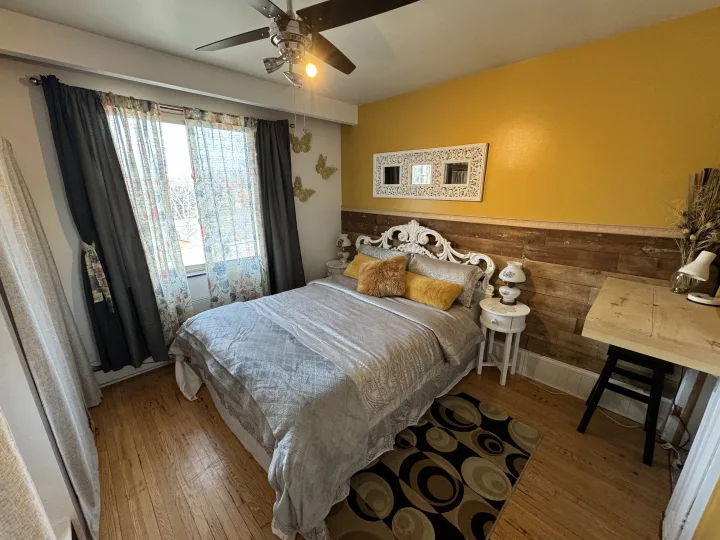 Deluxe Room - St. Clair and Dufferin room for rent