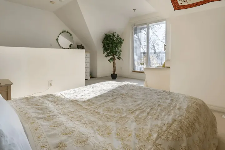 Living at the top - Loft room in East Toronto room for rent