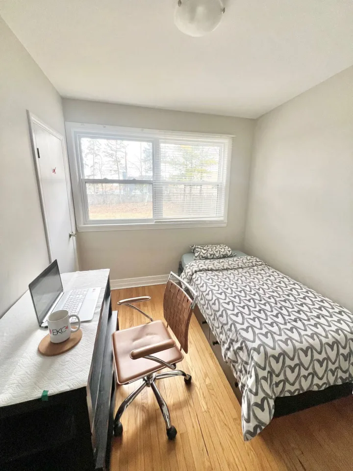 Elite Suite - Lawrence W. room for rent