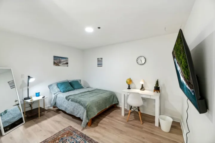 Private Basic - Adams Morgan room for rent