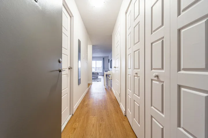 Studio Apartment - Sherbrooke room for rent