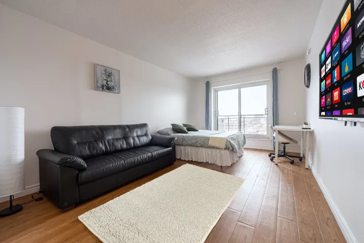 Studio Apartment - Sherbrooke room for rent