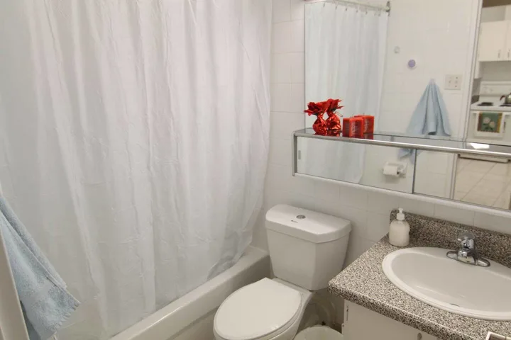 Bachelor Apartment - Sherbourne room for rent